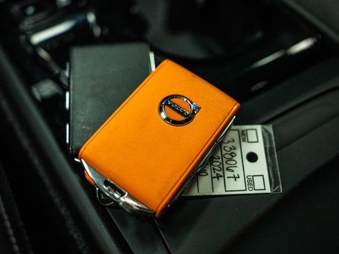 Used 2024 Volvo XC40 B5 Plus image 23