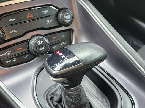 Used 2018 Dodge Challenger SXT image 29