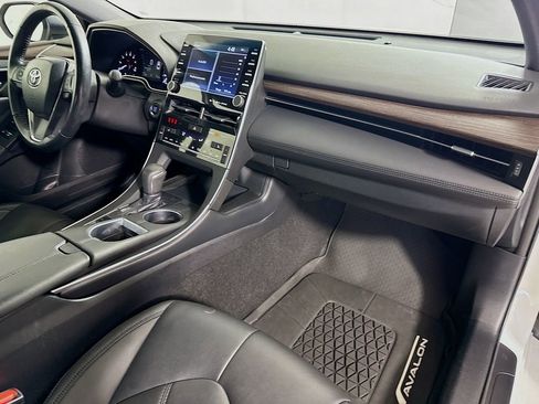 Used 2019 Toyota Avalon XLE w/ Moonroof Package image 29