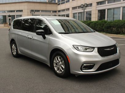 Used 2026 Chrysler Pacifica Select