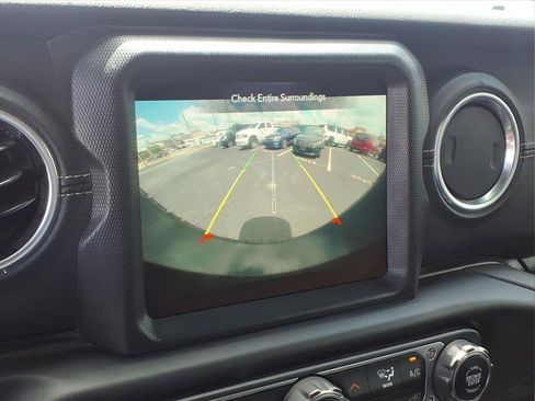 Used 2023 Jeep Wrangler Unlimited Sahara w/ Cold Weather Group AWD/4WD image 4