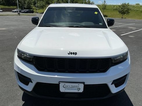 Used 2024 Jeep Grand Cherokee Limited w/ Black Appearance Package AWD/4WD image 12
