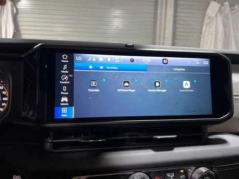 Used 2025 Jeep Wrangler Unlimited Sahara AWD/4WD image 32
