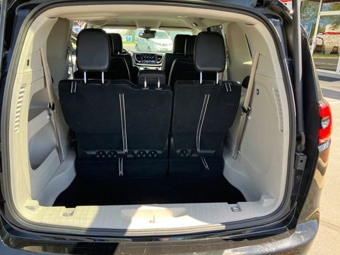 Used 2024 Chrysler Pacifica Touring-L FWD image 25