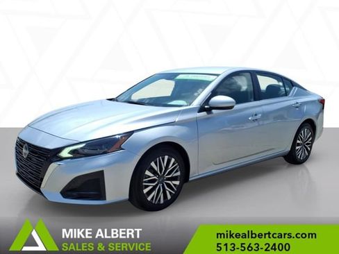 Used 2023 Nissan Altima 2.5 SV FWD image 3