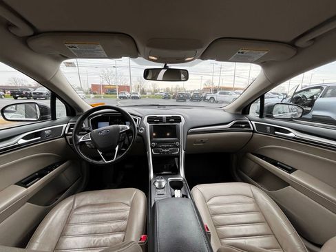 Used 2017 Ford Fusion SE w/ Fusion SE Technology Package image 11