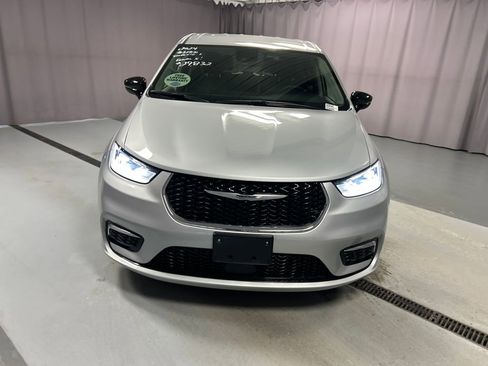 Used 2024 Chrysler Pacifica Touring-L image 2