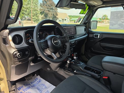 Used 2025 Jeep Wrangler Sport AWD/4WD image 16