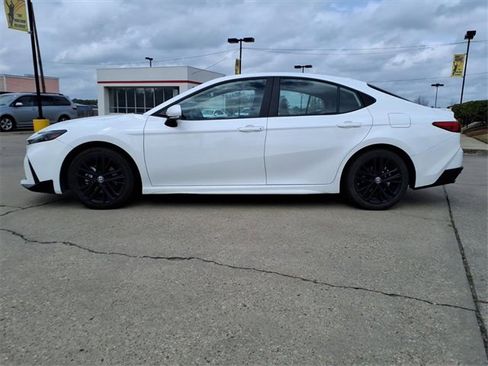 Used 2025 Toyota Camry SE image 2