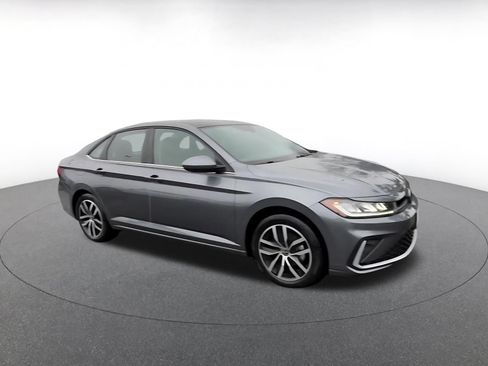 Used 2025 Volkswagen Jetta SE FWD image 2