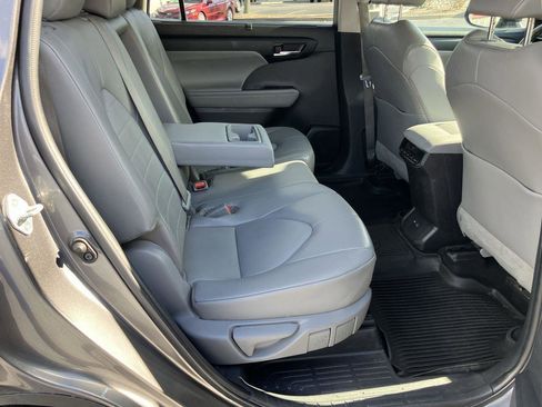 Used 2022 Toyota Highlander XLE AWD/4WD image 32
