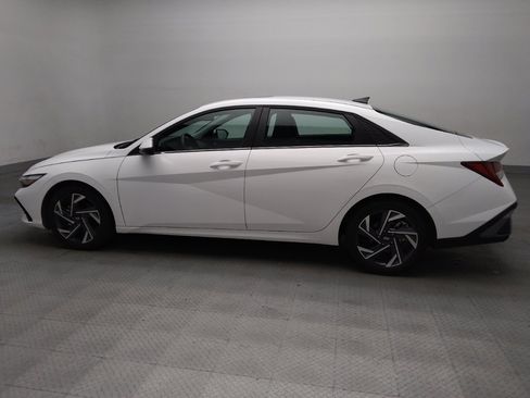 Used 2025 Hyundai Elantra Limited FWD image 3