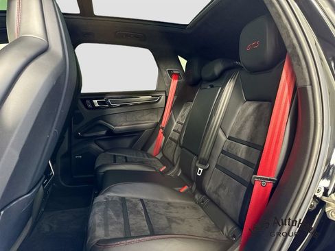 Used 2023 Porsche Cayenne GTS w/ Sport Chrono Package (8LH) AWD/4WD image 28
