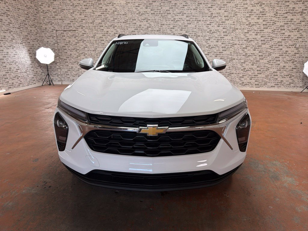 Used 2025 Chevrolet Trax LT w/ LT Convenience Package FWD image 2