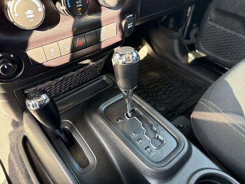 Used 2018 Jeep Wrangler Unlimited Sahara w/ Connectivity Group AWD/4WD image 20