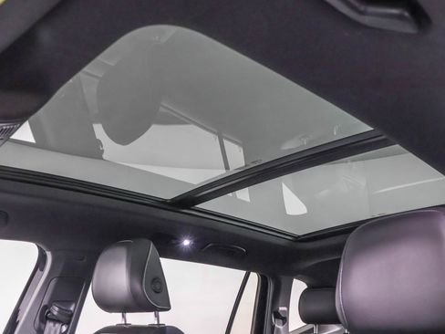 Used 2022 Volkswagen Tiguan SE R-Line image 10