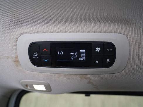Used 2017 Chrysler Pacifica Limited w/ UConnect Theater Package FWD image 33