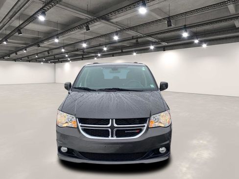 Used 2019 Dodge Grand Caravan SXT image 2