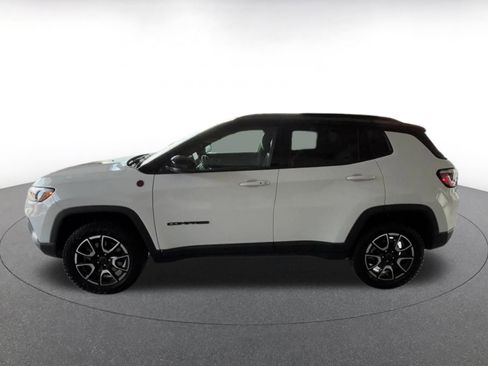 Used 2025 Jeep Compass Trailhawk AWD/4WD image 10