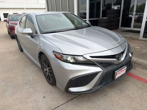 Used 2022 Toyota Camry SE FWD image 4