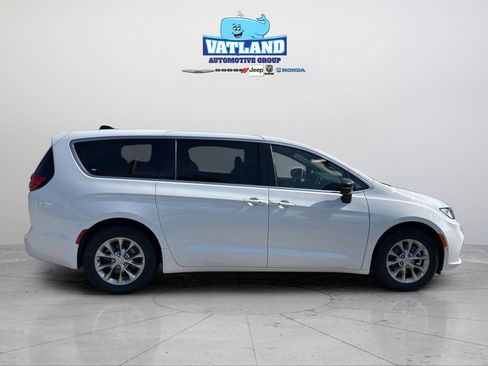 New 2026 Chrysler Pacifica Limited image 6