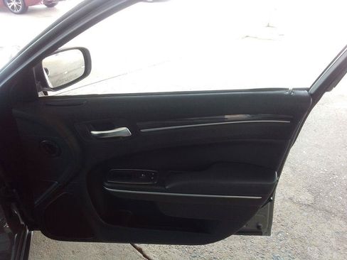 Used 2019 Chrysler 300 Touring w/ Chrome Appearance Package RWD image 21