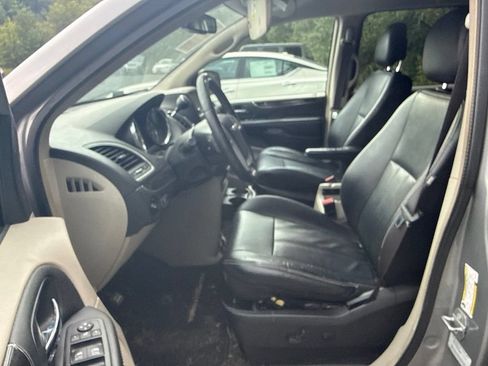 Used 2016 Chrysler Town & Country Touring FWD image 3