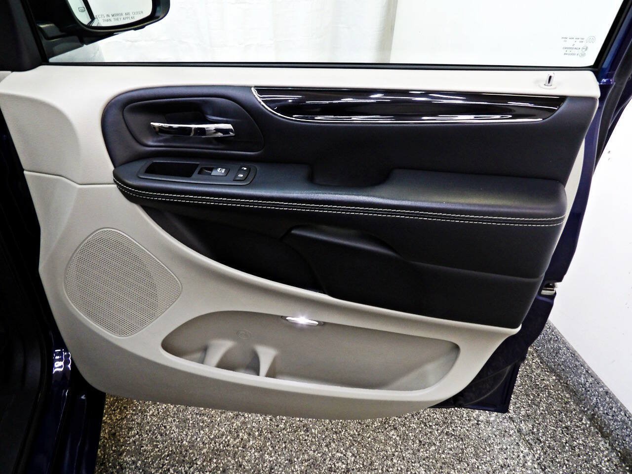 Used 2017 Dodge Grand Caravan SXT FWD image 11