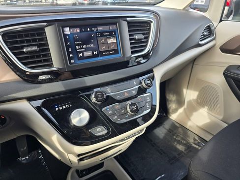 Used 2023 Chrysler Voyager LX image 29