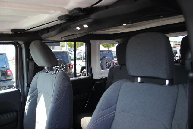 Used 2025 Jeep Wrangler Unlimited Sahara AWD/4WD image 21