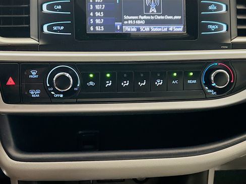 Used 2017 Toyota Highlander LE FWD image 11