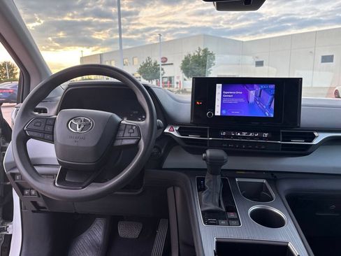 Used 2025 Toyota Sienna LE FWD image 23