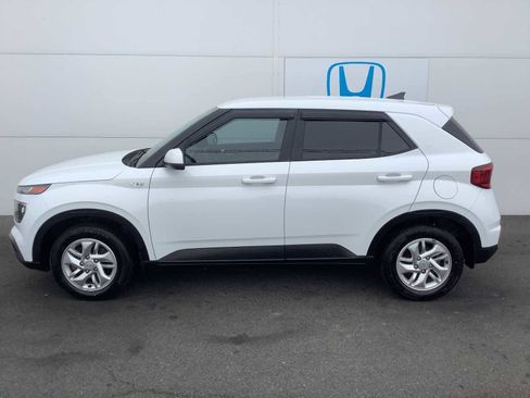 Used 2022 Hyundai Venue SE image 2