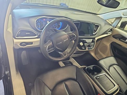 Used 2024 Chrysler Pacifica Touring-L FWD image 15