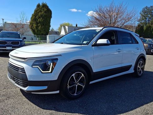 Certified 2023 Kia Niro EX FWD image 3