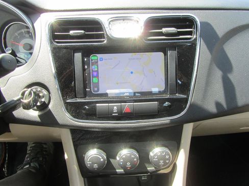 Used 2011 Chrysler 200 Touring FWD image 19