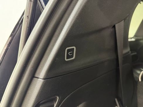 Used 2025 Chrysler Pacifica Limited FWD image 9