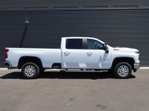 Used 2025 Chevrolet Silverado 3500 LT w/ Safety Package AWD/4WD image 4