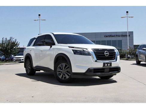Used 2024 Nissan Pathfinder S FWD image 1