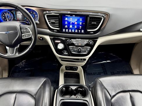 Used 2017 Chrysler Pacifica Touring-L image 16