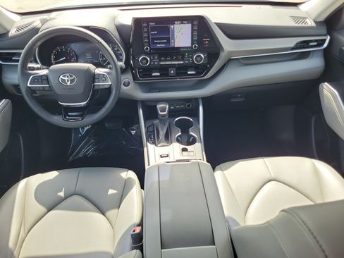 Used 2021 Toyota Highlander XLE FWD image 19