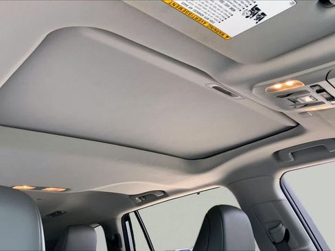 Used 2022 Toyota Highlander XLE FWD image 14