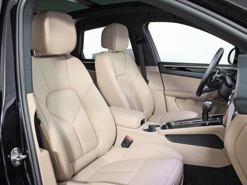 Certified 2025 Porsche Macan image 36