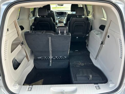Used 2023 Chrysler Pacifica Touring-L AWD/4WD image 35