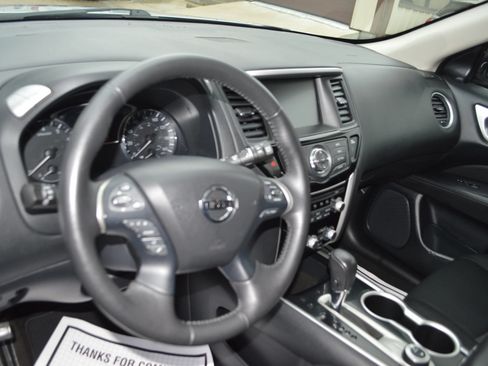 Used 2019 Nissan Pathfinder SV AWD/4WD image 16