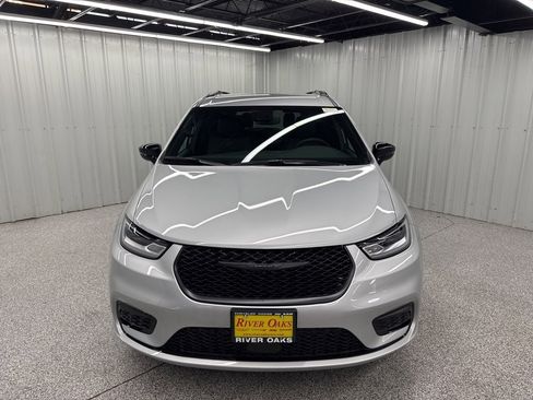 New 2026 Chrysler Pacifica Select image 2