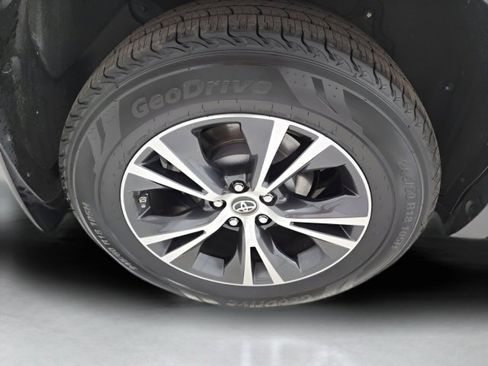 Used 2019 Toyota Highlander LE image 12