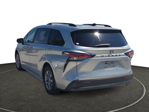 Used 2021 Toyota Sienna XLE w/ XLE Plus Package FWD image 3