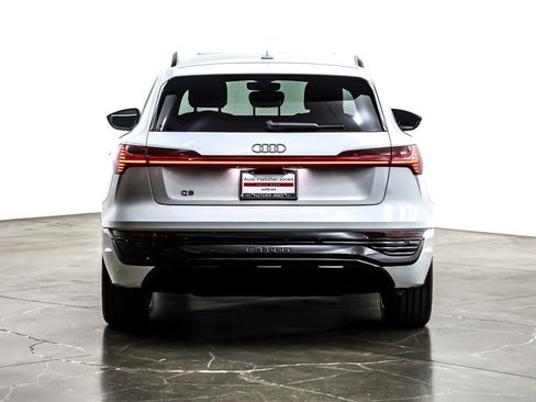 Used 2024 Audi Q8 e-tron Premium Plus image 5