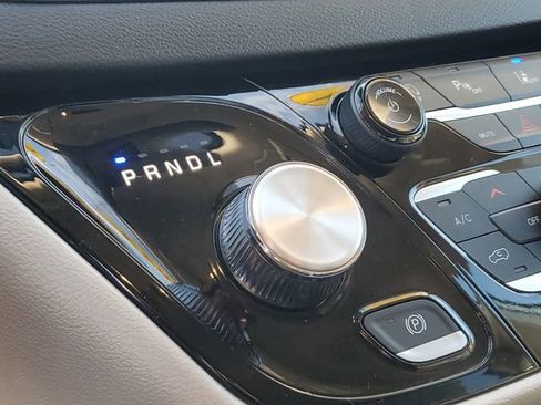 Used 2024 Chrysler Pacifica Touring-L image 23